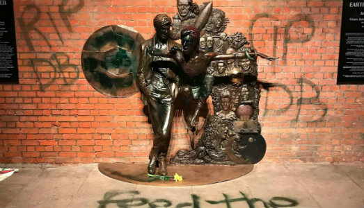 La prima statua dedicata a David Bowie è da dimenticare. Ed è stata anche imbrattata La prima statua dedicata a David Bowie è da dimenticare. Ed è stata anche imbrattata