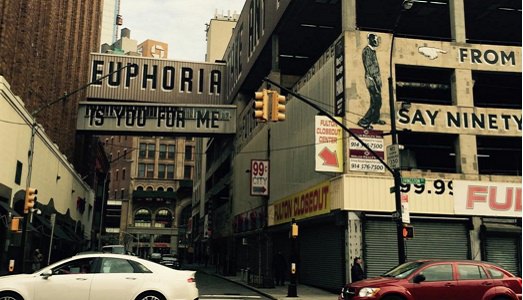 Le lettere d’amore di Brooklyn crollano insieme a Macy’s. La gentrificazione stavolta spazza via una fetta di urban art