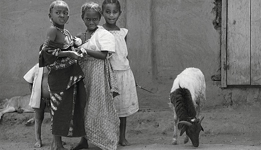 Un libro di fotografie per bene: Fondazione Pianoterra presenta “Little Ones” di Alessia Bulgari, con il supporto di Marina Abramović