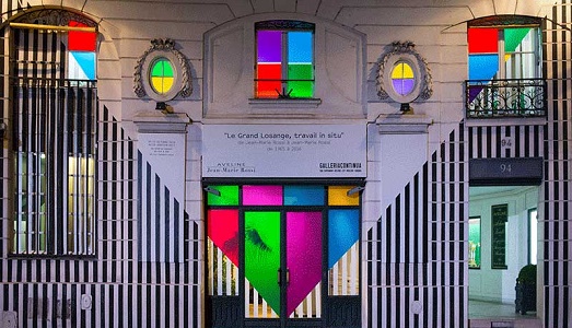 Parigi Art Week/ L’ultimo colpo di Daniel Buren: “travail in situ” dentro un negozio d’antiquariato e sulla facciata del palazzo. A due passi dall’Eliseo