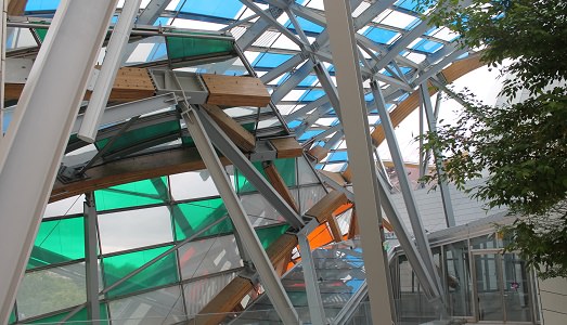 Daniel Buren si impossessa della Fondazione Louis Vuitton di Parigi. Cambiandone architettura e percezione, a suon di strisce e colori