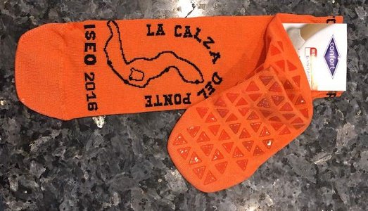 I resti della camminata sulle acque in vendita clandestinamente. Dal Lago di Iseo cimeli e componenti di Floating Piers finiscono online