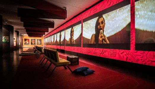 Rosso, un colore da vestire e da ascoltare. Dialoghi tra moda e cinema, in Galleria Campari