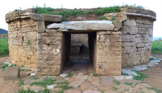 Tra libri e piccozze. Aperte le iscrizioni al campo scuola del sito archeologico di Populonia