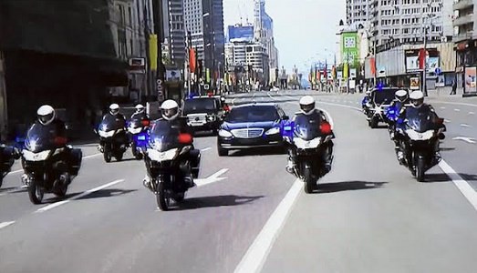 Le relazioni tra Putin e Berlusconi? Ve le racconta a Milano l’artista Arseny Zhilyaev, nella “matta, matta, matta corsa” alla Galleria Canepari