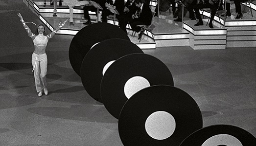 “Viva la RAI” secondo Francesco Vezzoli. Anticipazioni sulla mostra che rileggerà l’Italia degli anni di piombo, tra arte e società, alla Fondazione Prada