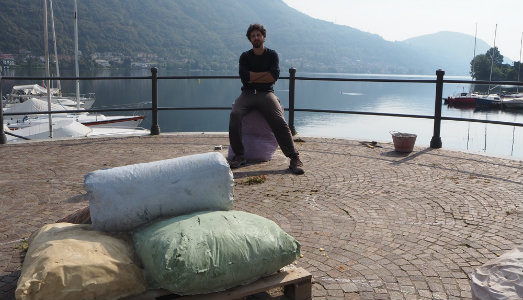 Un cuscino per raccontare. C.A.R.S. porta a Omegna la scultura pubblica di Oscar Turri