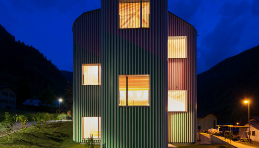 Swisshouse Rossa. La casa di Davide Macullo e Daniel Buren che affaccia sulle Alpi svizzere