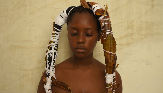 Cingono le braccia intorno alla materia viva. Da Casa Morra, la performance di Thomas de Falco