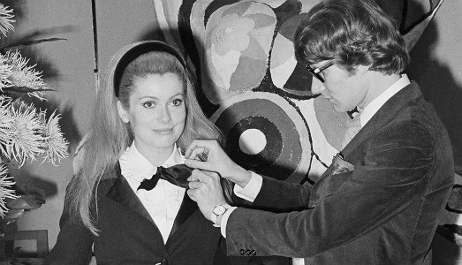 All’asta i vestiti disegnati da Yves Saint Laurent per Catherine Deneuve