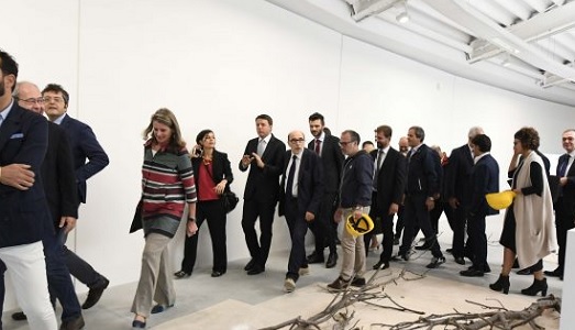 Matteo Renzi al Centro Pecci di Prato. Incursione lampo, visita con il direttore Fabio Cavallucci, i complimenti, e poi un nuovo affondo sulla questione Olimpiadi a Roma