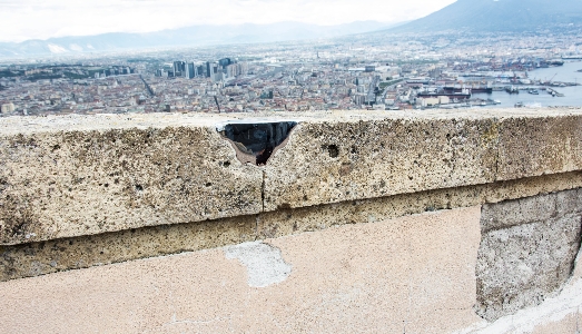 Cesare Patané e Marco Rossetti curano le fratture del tempo, sulle mura di Castel Sant’Elmo Cesare Patané e Marco Rossetti curano le fratture del tempo, sulle mura di Castel Sant’Elmo