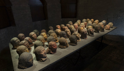 I volti da ricordare. Nella Chiesa del Carmine di Matera, l’installazione di Andrea Fogli