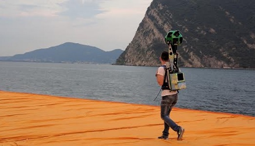 “The Floating Piers” non sparirà tra tre giorni: tutti, ma proprio tutti, potranno camminare di nuovo sull’acqua. Grazie a Google Street View