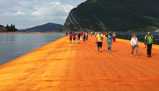 La grande comunità di Christo si riversa sulle acque del lago. Primi dati, non ufficiali, a pochissime ore dall’apertura di “Floating Piers”