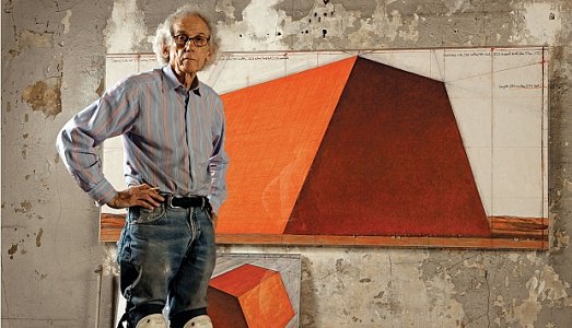 Christo pronto per il deserto. La Mastaba di Abu Dhabi in via di completa definizione, ma con un problemino geologico da risolvere