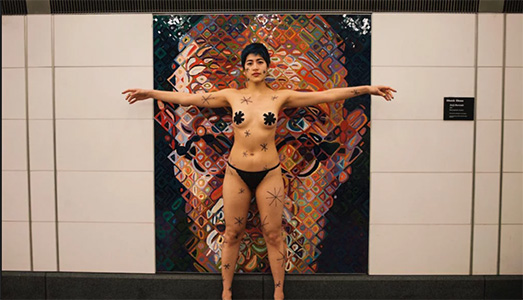 Nuda con asterischi. | Per un’altra accusa Nuda con asterischi. | Per un’altra accusa