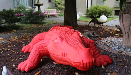 Un coccodrillo rosso per il Manzoni. Cracking art invade le Gallerie d’Italia di Milano