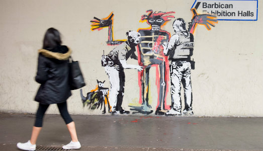 Una collaborazione non ufficiale tra Banksy e Jean-Michel Basquiat. E il Barbican Centre è servito