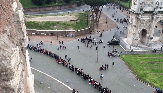 Alta stagione al Colosseo con prenotazioni inutili, mancata segnaletica e file interminabili. Ecco lo scenario che traccia l’Associazione Guide Turistiche Abilitate di Roma