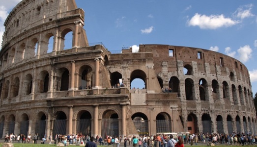 Colosseo di nuovo sotto attacco. Stavolta è “Sabrina”, turista francese, a incidere il proprio nome su una colonna dell’Anfiteatro