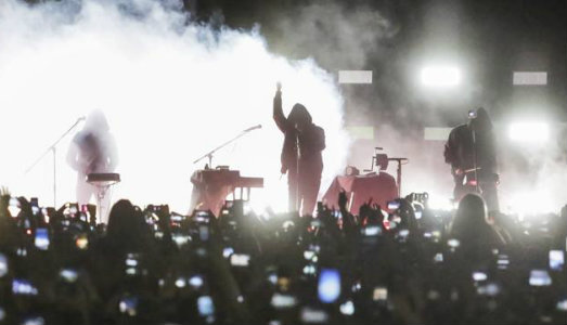 La forza di Liberato. Il concerto a Napoli dimostra l’impatto sociale dei fenomeni social