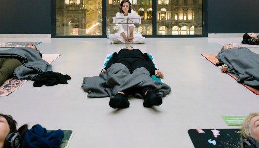 Agire o meditare? Il dilemma di The Cool Couple, al Monastero del Carmine di Bergamo