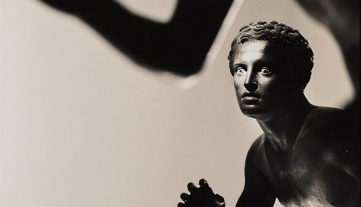 Corridori e villanelle. Al Centro Culturale Trevi di Bolzano, dialogo tra arte, sport e musica