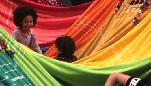 Osservando il Cortile di Palazzo Strozzi, in equilibrio sulla grande amaca di Opavivarà Osservando il Cortile di Palazzo Strozzi, in equilibrio sulla grande amaca di Opavivarà