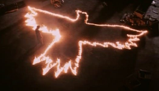 Il maledetto “Corvo”. La casa di produzione fallisce, e il celeberrimo film in cui perse la vita Brandon Lee non vedrà la luce nel suo remake Il maledetto “Corvo”. La casa di produzione fallisce, e il celeberrimo film in cui perse la vita Brandon Lee non vedrà la luce nel suo remake