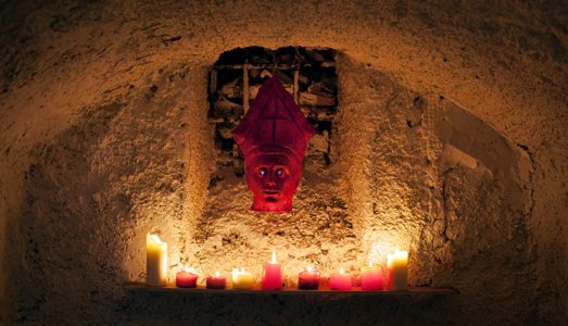 Un solenne percorso di devozione, tra l’ironia dell’arte e le ebbrezze dell’ampelografia. Aspettando il miracolo di San Gennaro