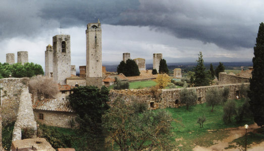 Crollano le mura storiche di San Gimignano e sparisce un altro pezzo d’Italia e di cultura