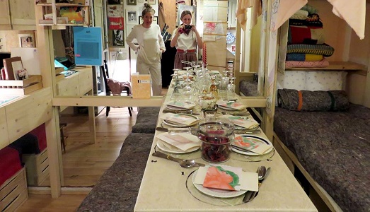 Sette posti a tavola per una cena d’arte. A Milano, sul Naviglio Pavese, si apre la “Cucicca”