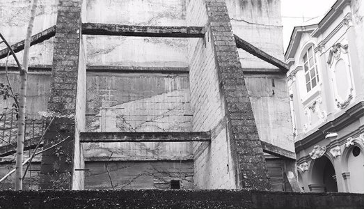 Fare spazio, non volume. Nel cuore di Napoli, un progetto di rigenerazione che parte dal Vuoto