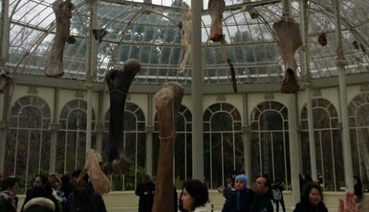 Madrid/5. Ancora fuori fiera. La città offre moltissimo in questi giorni, tra cui due progetti speciali nel bellissimo Parco del Retiro. Il primo è di Danh Vo Madrid/5. Ancora fuori fiera. La città offre moltissimo in questi giorni, tra cui due progetti speciali nel bellissimo Parco del Retiro. Il primo è di Danh Vo