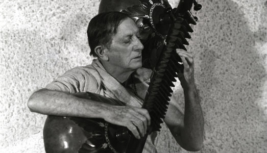 Una musica tra i Continenti. Il docufilm dedicato a Alain Daniélou in prima nazionale a Bologna Una musica tra i Continenti. Il docufilm dedicato a Alain Daniélou in prima nazionale a Bologna