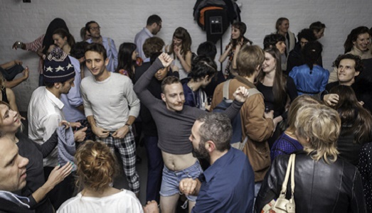 Frieze Art Week/9. Una serata tra stanze blu e performance. Ecco Bruce Nauman, da Blain Southern, e le performance alla David Roberts Art Foundation