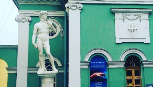 Di nuovo la realtà che supera la fantasia: alcuni residenti di San Pietroburgo chiedono di coprire una copia del David di Michelangelo: un nudo troppo scandaloso Di nuovo la realtà che supera la fantasia: alcuni residenti di San Pietroburgo chiedono di coprire una copia del David di Michelangelo: un nudo troppo scandaloso