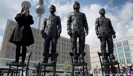 Avete qualcosa da dire? Oggi potete mettervi accanto a Snowden, Assange e Manning, che Davide Dormino porta a Ginevra Avete qualcosa da dire? Oggi potete mettervi accanto a Snowden, Assange e Manning, che Davide Dormino porta a Ginevra