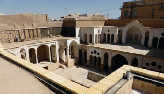 Wim Delvoye goes to Iran. L’artista belga imita Damien Hirst e pianifica l’apertura di un suo museo personale a Kashan, trasferendo temporaneamente la sua attività
