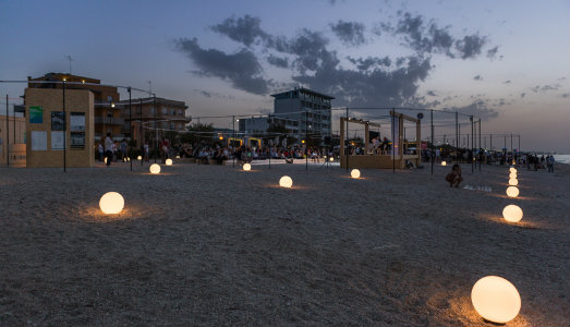 In spiaggia con Demanio Marittimo. Appuntamento al km278 di Senigallia per una notte di talk
