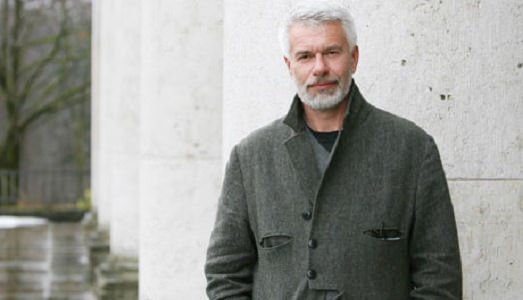 Chris Dercon, direttore “banalmente internazionale”. Una missiva infuocata arriva al Ministero della Cultura tedesco, dai lavoratori del Volksbühne di Berlino Chris Dercon, direttore “banalmente internazionale”. Una missiva infuocata arriva al Ministero della Cultura tedesco, dai lavoratori del Volksbühne di Berlino