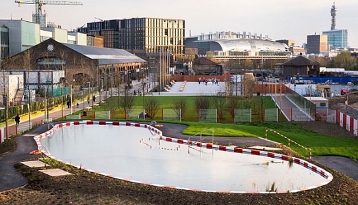 Londra. Da domani King’s Cross avrà una nuova piscina. Ma è un’opera d’arte ecosostenibile, e osservatorio per guardare la città Londra. Da domani King’s Cross avrà una nuova piscina. Ma è un’opera d’arte ecosostenibile, e osservatorio per guardare la città