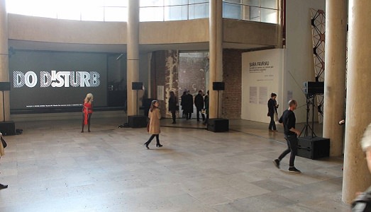 Vietato non disturbare! Il festival delle arti performative torna al Palais de Tokyo di Parigi, indagando il “transgenere”