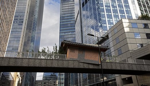 A Londra, una tradizionale casa coreana è apparsa su una passerella pedonale