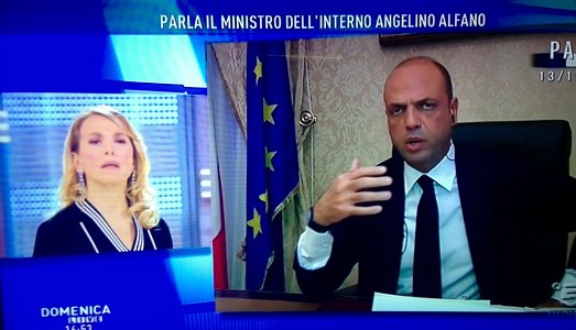 Bagarre Romani-D’Urso, ovvero può una strage cambiare il modo di intendere il giornalismo? Forse può mostrarlo sotto una nuova luce, senza esclusione di colpi politici Bagarre Romani-D’Urso, ovvero può una strage cambiare il modo di intendere il giornalismo? Forse può mostrarlo sotto una nuova luce, senza esclusione di colpi politici