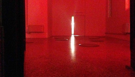Umani in equilibrio sul vetro a Venezia, per inaugurare un nuovo spazio per l’arte: ecco la “Danza” di Lilli Doriguzzi, alla Scuola dei Mureri