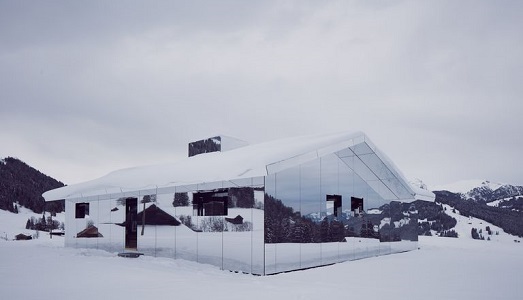 Lo chalet specchiato di Doug Aitken
