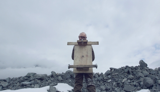 Per il Padiglione Albania a Venezia, Driant Zeneli ci guida in un viaggio straordinario. Ma non troppo