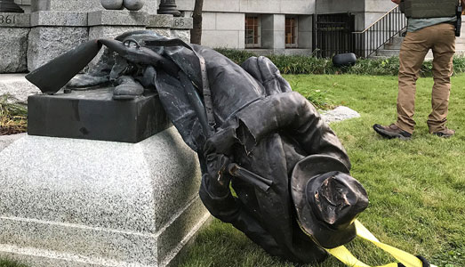 Negli USA caccia aperta  | agli “eroi sudisti”